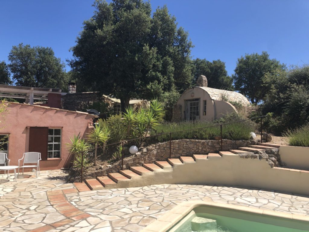 Die Sicht vom Pool zum Haus